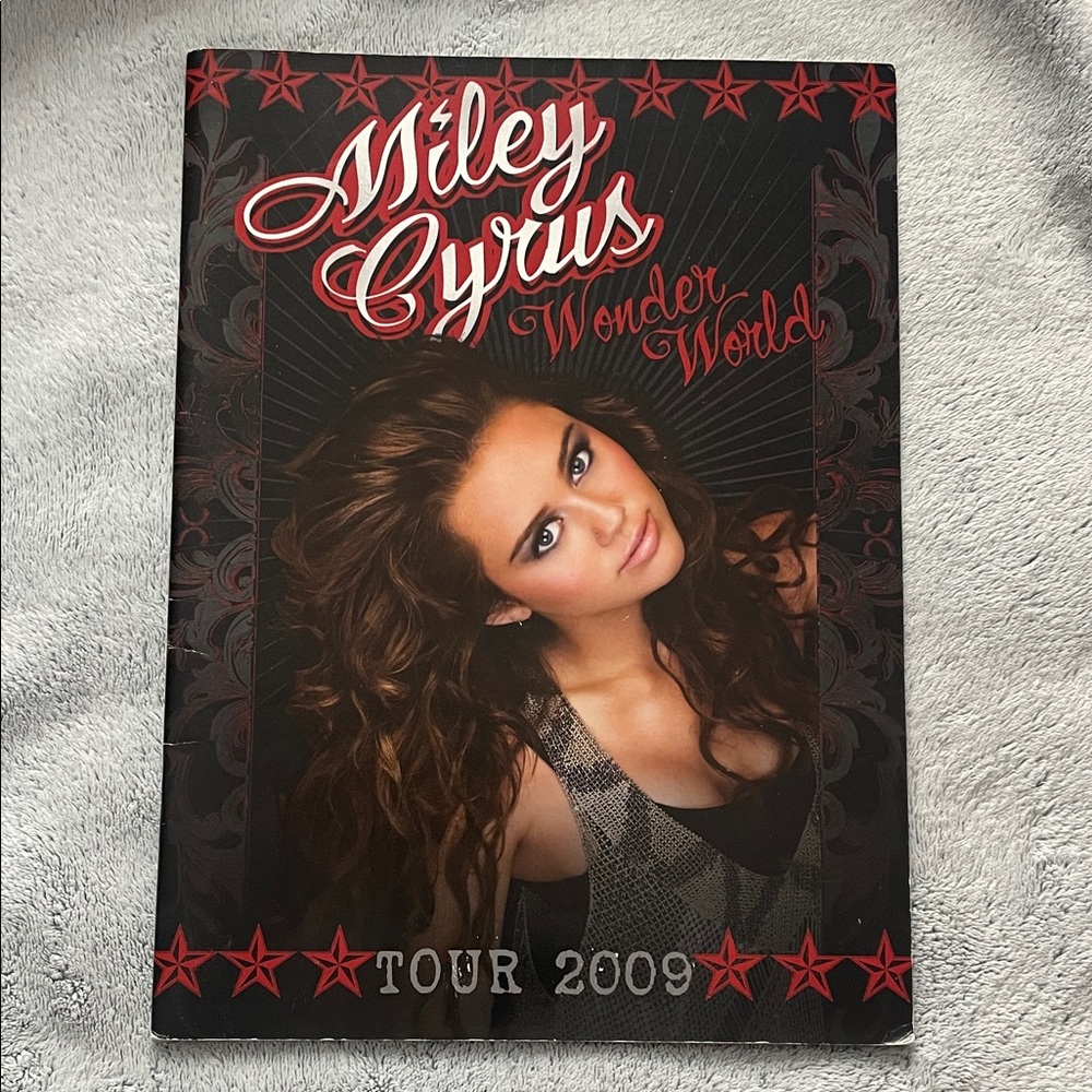 Miley Cyrus Wonder World Tour 2009 Book